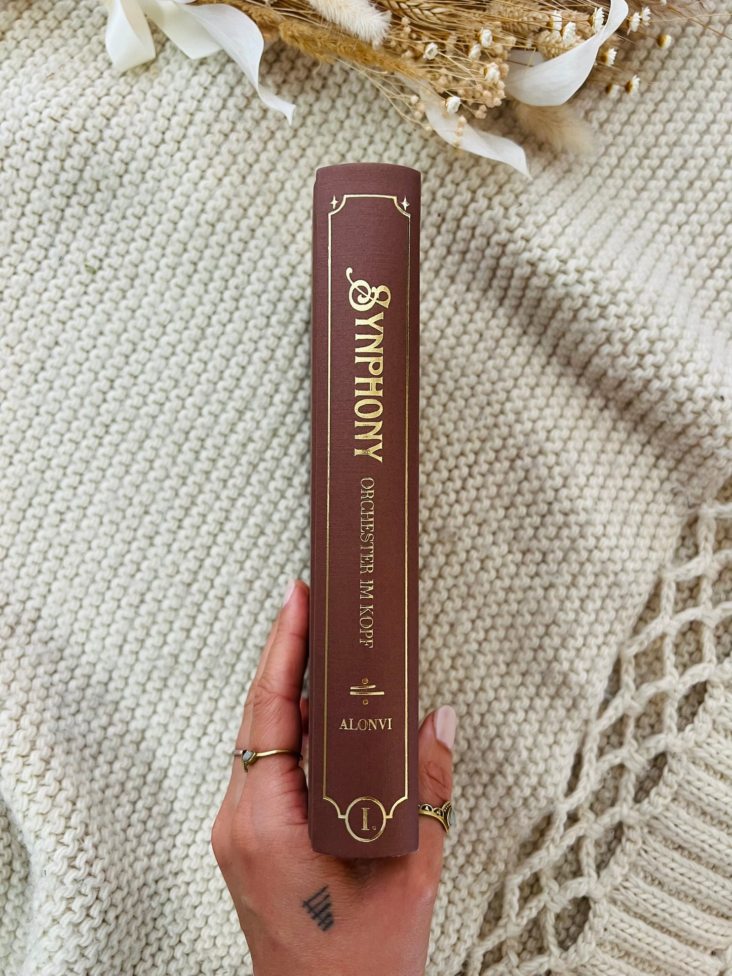 "Synphony - Orchester im Kopf" Signiertes Hardcover mit Farbschnitt, Lesezeichen und Charakterkarte