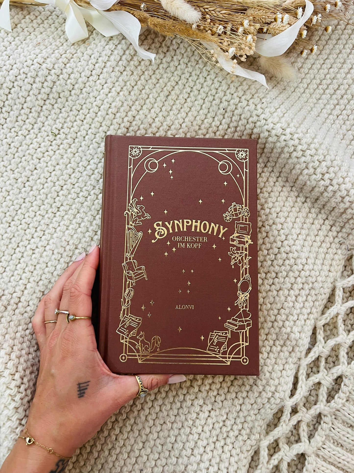 "Synphony - Orchester im Kopf" Signiertes Hardcover mit Farbschnitt, Lesezeichen und Charakterkarte