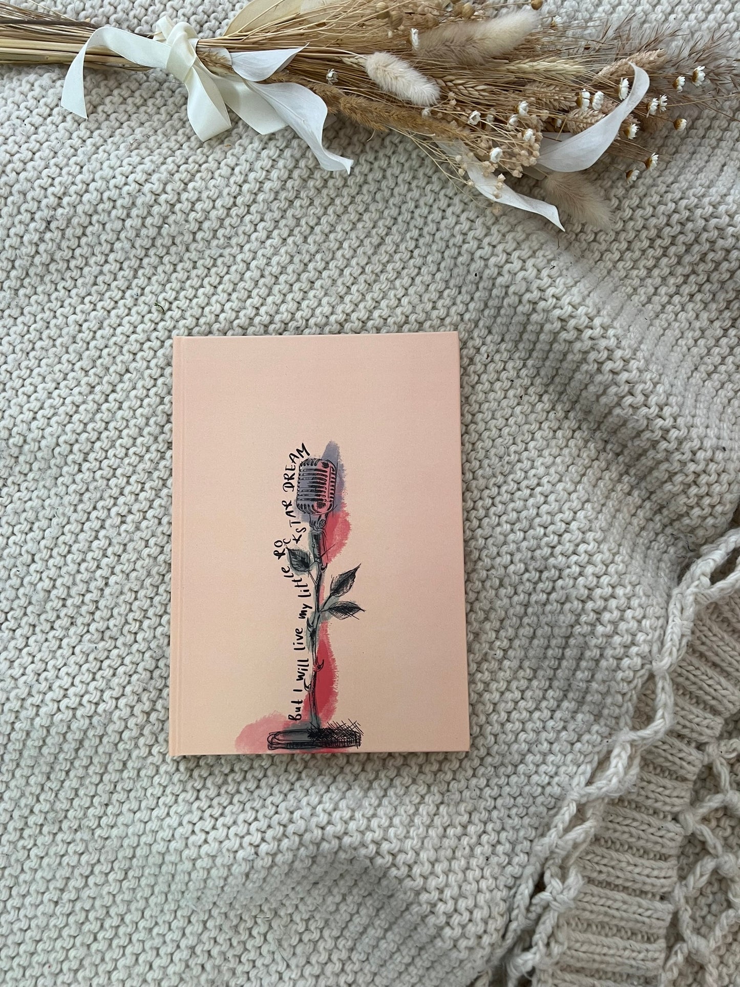 Notizbuch HÖRMEINKLANG | DIN A5 Hardcover mit Mikrofonpflanze und Zitat "But I will live my little rockstar dream" | lachsfarben