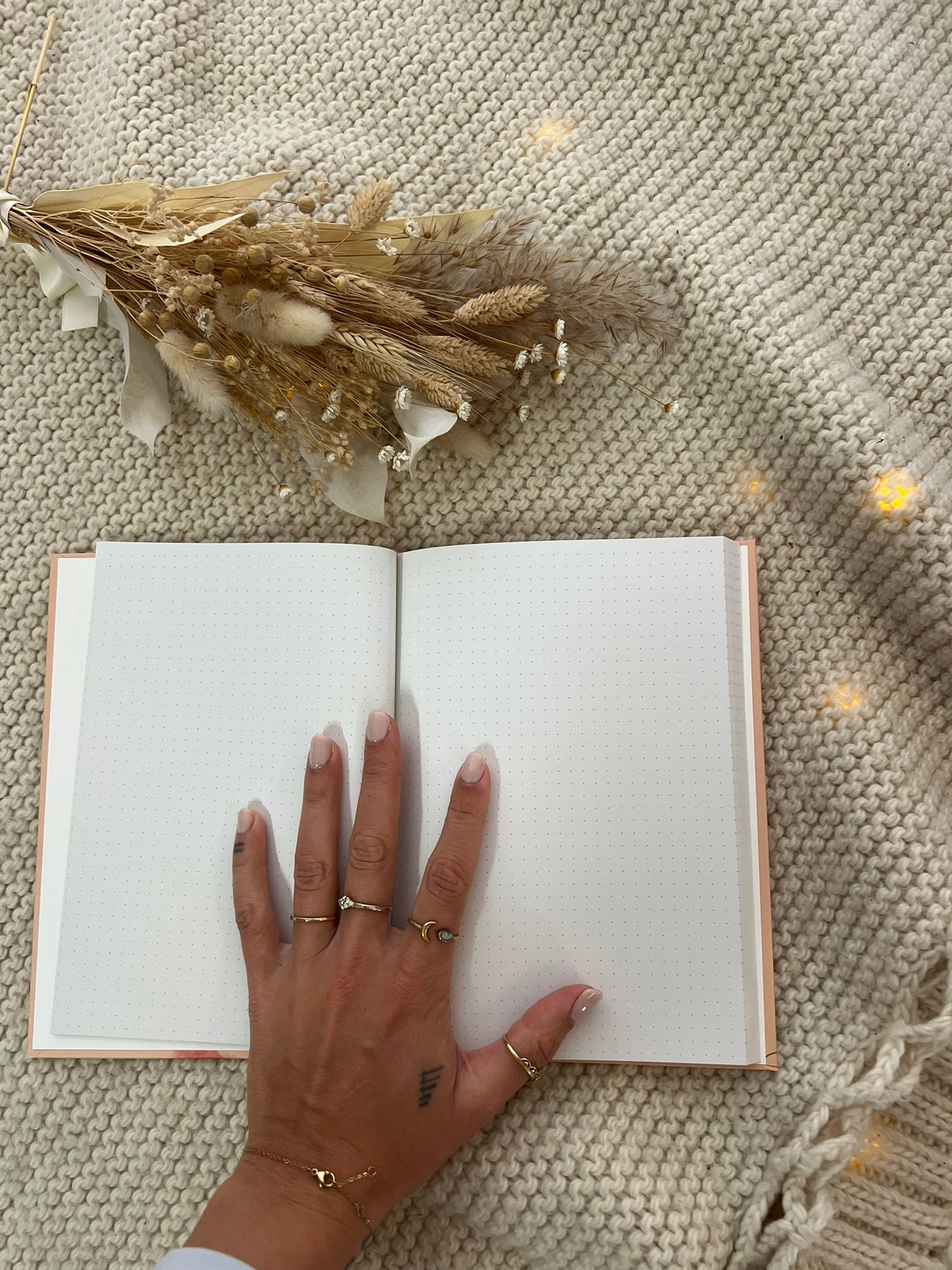 Notizbuch HÖRMEINKLANG | DIN A5 Hardcover mit Mikrofonpflanze und Zitat "But I will live my little rockstar dream" | lachsfarben