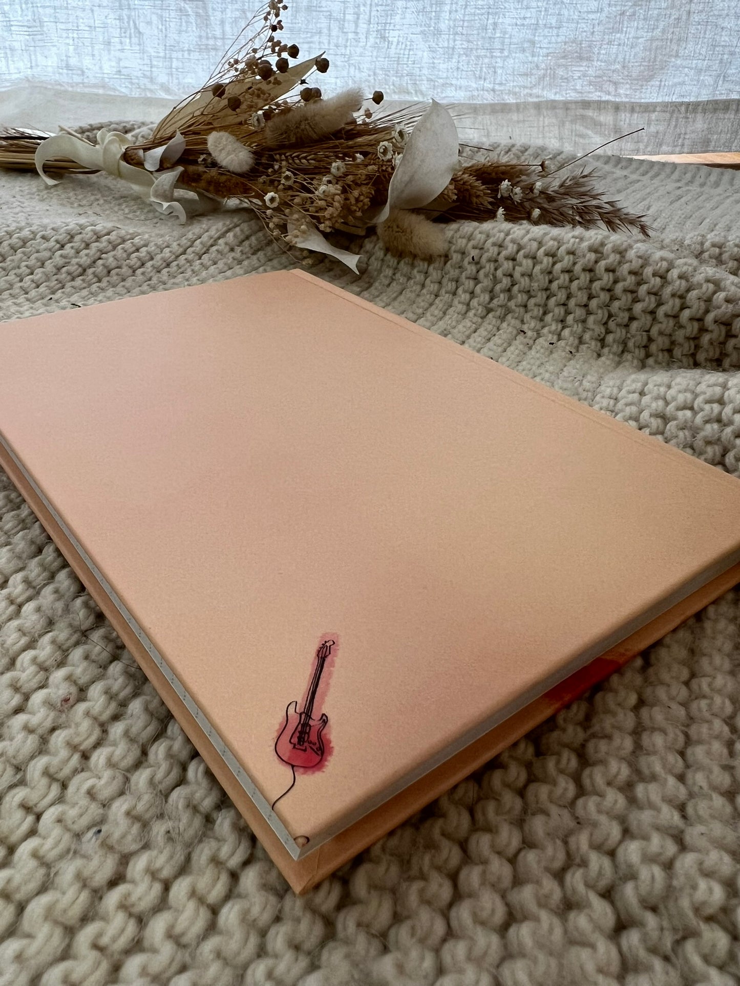 Notizbuch HÖRMEINKLANG | DIN A5 Hardcover mit Mikrofonpflanze und Zitat "But I will live my little rockstar dream" | lachsfarben