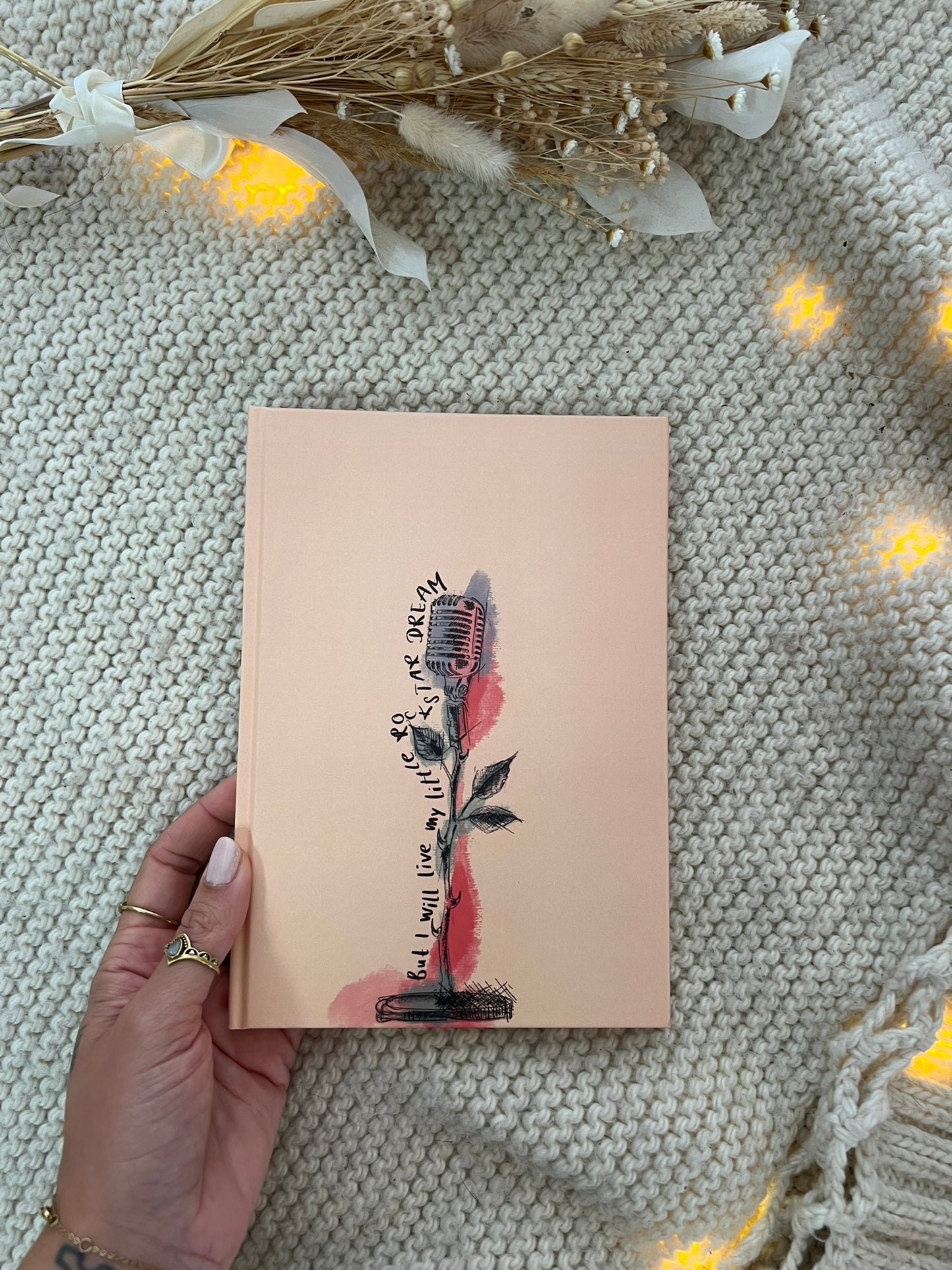 Notizbuch HÖRMEINKLANG | DIN A5 Hardcover mit Mikrofonpflanze und Zitat "But I will live my little rockstar dream" | lachsfarben