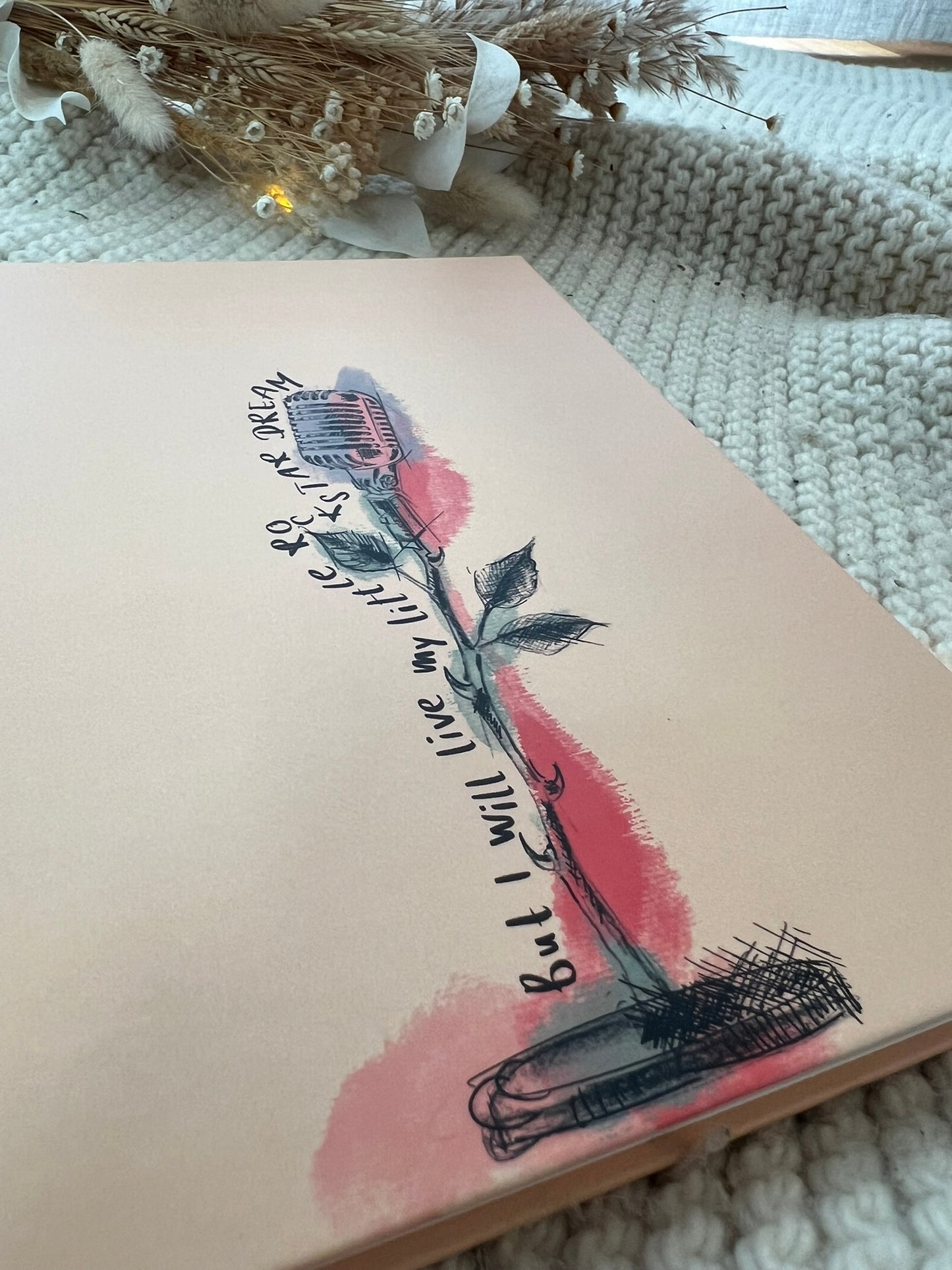 Notizbuch HÖRMEINKLANG | DIN A5 Hardcover mit Mikrofonpflanze und Zitat "But I will live my little rockstar dream" | lachsfarben