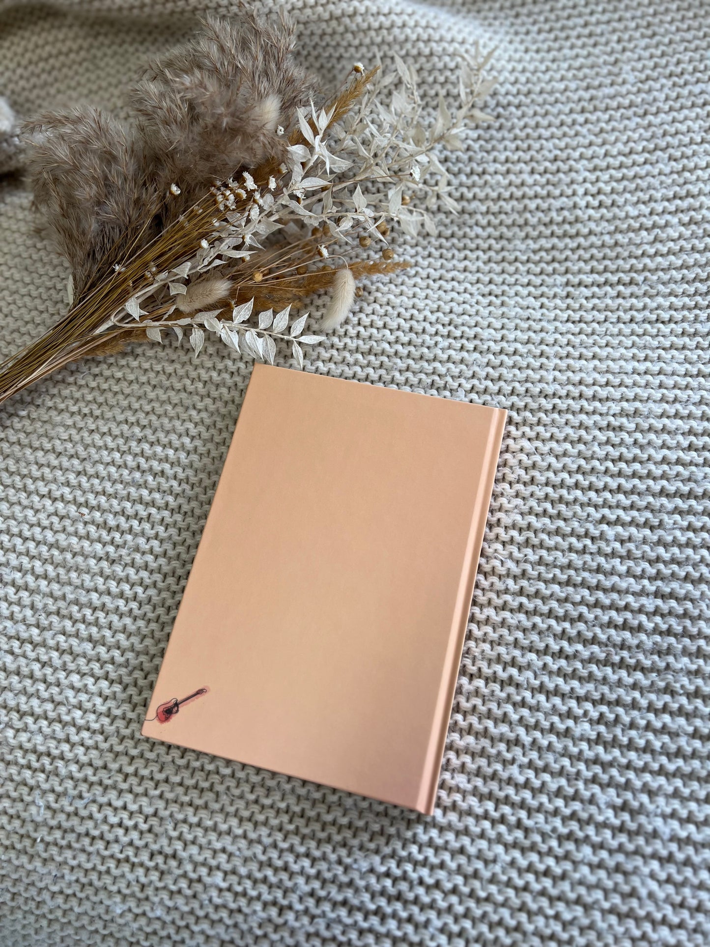 Notizbuch HÖRMEINKLANG | DIN A5 Hardcover mit Mikrofonpflanze und Zitat "But I will live my little rockstar dream" | lachsfarben