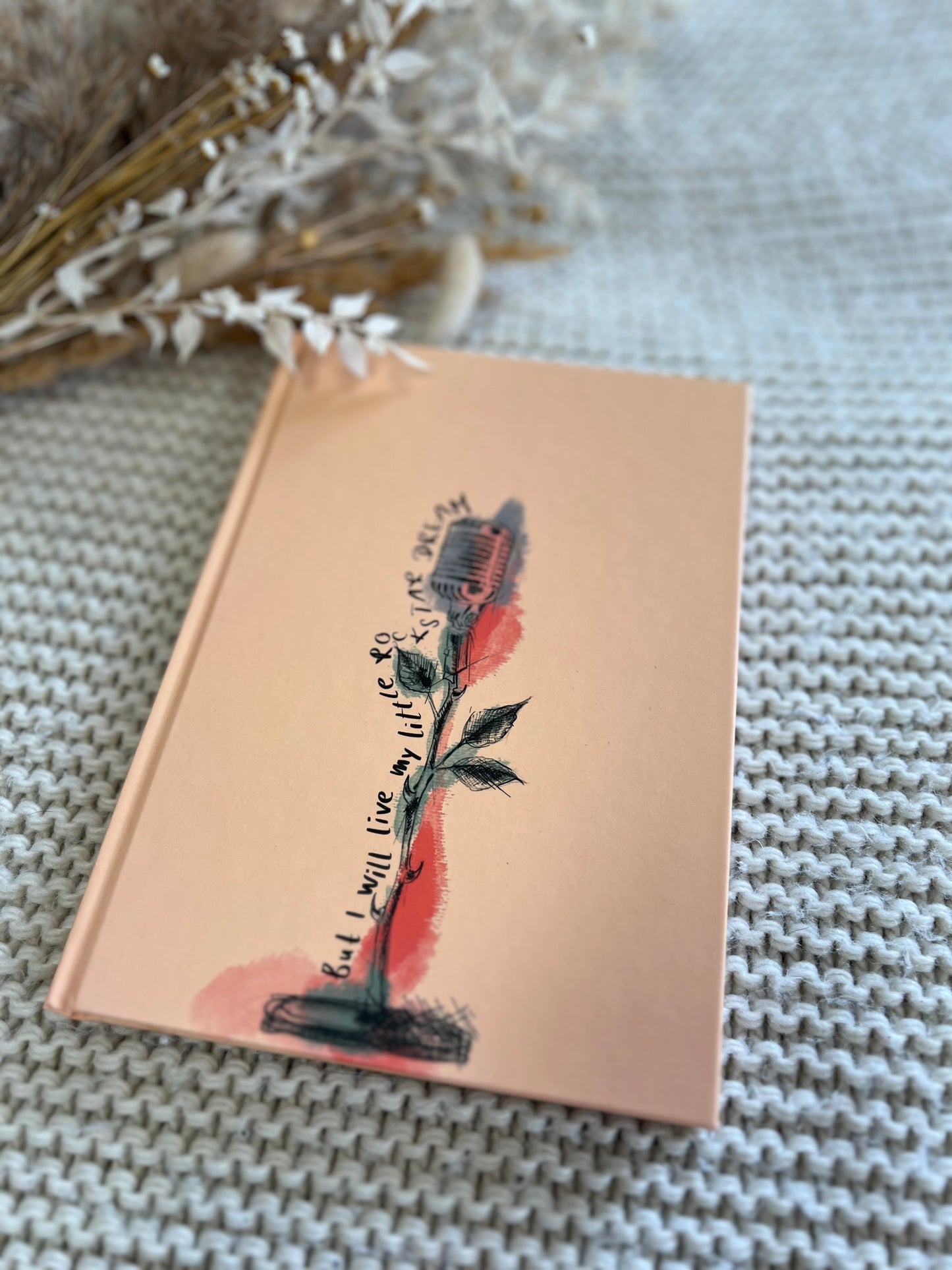 Notizbuch HÖRMEINKLANG | DIN A5 Hardcover mit Mikrofonpflanze und Zitat "But I will live my little rockstar dream" | lachsfarben